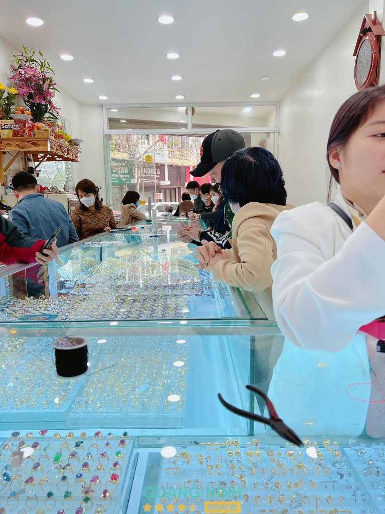 Tiệm Vàng Chiến Hoa – hình ảnh 2